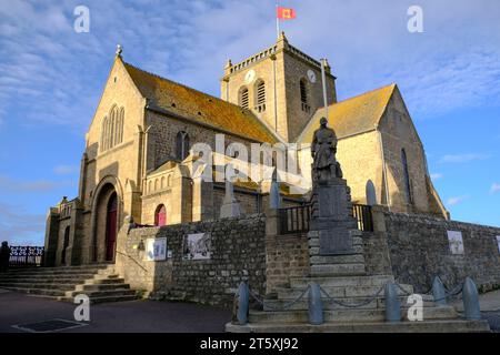 Frankreich, Barfleur, 27.08.2023 : Die Kirche Saint Nicolas aus dem 17. Jahrhundert am Hafen von Barfleur auf der Halbinsel Cotentin an der franzoesisc Banque D'Images