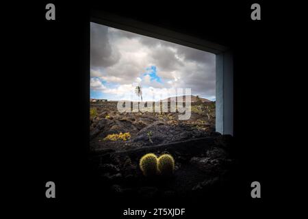 Espagne, Lanzarote, Tahíche : vue d'une fenêtre à l'intérieur de la fondation Cesar Manrique Banque D'Images