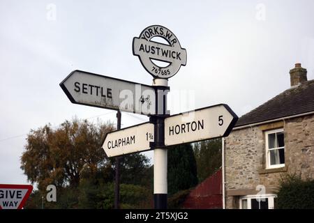 Old Metal Yorkshire West Riding Road Signpost dans le centre d'Austwick dans le parc national des Yorkshire Dales, Angleterre, Royaume-Uni. Banque D'Images