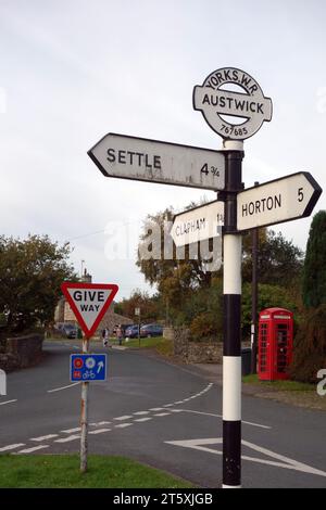 Old Metal Yorkshire West Riding Road Signpost dans le centre d'Austwick dans le parc national des Yorkshire Dales, Angleterre, Royaume-Uni. Banque D'Images