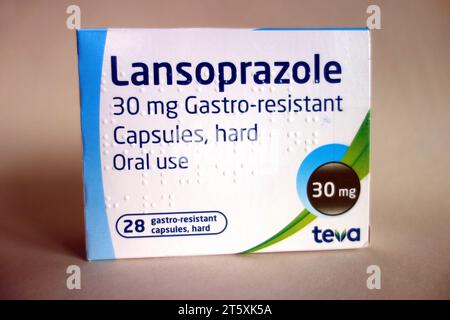 Boîte de 28 gélules gastro-résistantes de lansoprazole de 30 mg fabriquées par TEVA, prescrites pour réduire les brûlures d'estomac, l'acide gastrique et le reflux, Angleterre, Royaume-Uni. Banque D'Images