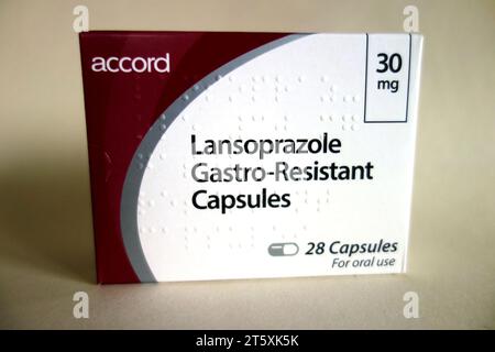 Boîte de 28, 30mg Lansoprazole Capsules gastro-résistantes fabriquées par Accord prescrit pour réduire les brûlures d'estomac, l'acide gastrique et le reflux, Angleterre, Royaume-Uni. Banque D'Images