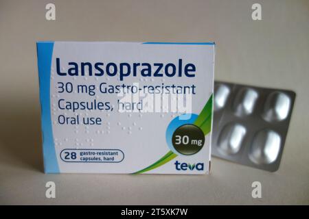 Boîte de 28 gélules gastro-résistantes de lansoprazole de 30 mg fabriquées par TEVA, prescrites pour réduire les brûlures d'estomac, l'acide gastrique et le reflux, Angleterre, Royaume-Uni. Banque D'Images