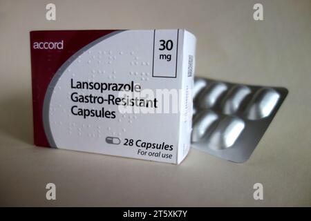 Boîte de 28, 30mg Lansoprazole Capsules gastro-résistantes fabriquées par Accord prescrit pour réduire les brûlures d'estomac, l'acide gastrique et le reflux, Angleterre, Royaume-Uni. Banque D'Images