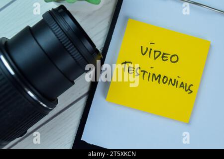 Concept de Témoignages vidéo écrire sur des notes adhésives isolées sur la table en bois. Banque D'Images