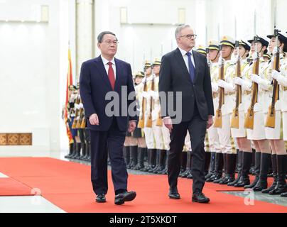 Pékin, Chine. 7 novembre 2023. Le Premier ministre chinois Li Qiang organise une cérémonie de bienvenue pour le Premier ministre australien Anthony Albanese dans la salle nord du Grand Hall du peuple avant leurs pourparlers à Beijing, capitale de la Chine, le 7 novembre 2023. Li a eu des entretiens avec le Premier ministre australien Anthony Albanese mardi à Pékin. Crédit : Liu Bin/Xinhua/Alamy Live News Banque D'Images
