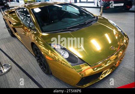 La Gold, Lamborghini Gallardo 2003, qui figurait dans « Fast X », une partie de la franchise Fast & Furious, exposée au salon britannique de l'automobile de 2023 Banque D'Images