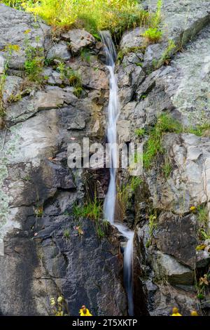 Vue d'une vue à long terme d'une cascade Banque D'Images