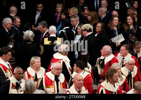 Les membres de la Chambre des lords regardent les membres de la Chambre des communes, y compris le Premier ministre Rishi Sunak, le leader travailliste Sir Keir Starmer ministre de l'intérieur, le whip en chef Simon Hart, Suella Braverman, chancelier du duché de Lancaster Oliver Dowden, et vice-chef du Parti travailliste Angela Rayner et président de la Chambre des communes Sir Lindsay Hoyle, lors de l'ouverture d'État du Parlement, à la Chambre des lords au Palais de Westminster à Londres. Date de la photo : mardi 7 novembre 2023. Banque D'Images