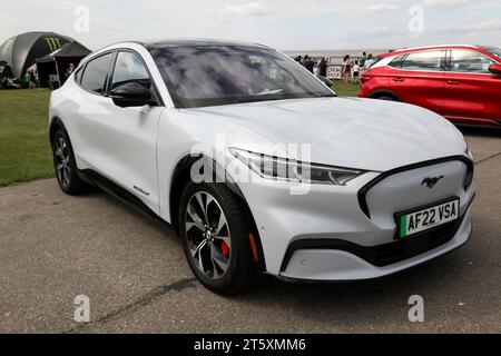 Vue de face des trois quarts d'un vus crossover compact électrique Ford Mustang Mach-E 2022 blanc, dans la zone d'essai du salon de l'automobile britannique 2023 Banque D'Images
