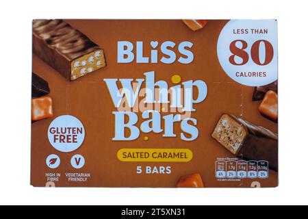 Boîte de Bliss whip bars Saled caramel moins de 80 calories isolé sur fond blanc Banque D'Images