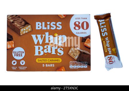 Boîte de Bliss whip barres salées caramel moins de 80 calories dont une retirée isolée sur fond blanc Banque D'Images