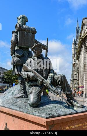 Le Gordon Highlanders Monument, une sculpture de Mark Richards. Dévoilé en octobre 2011. Castle Street, Aberdeen, Écosse, Royaume-Uni Banque D'Images