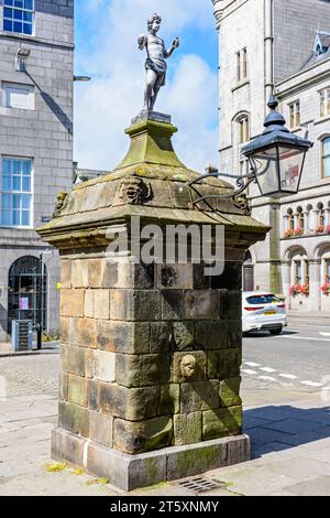 Castlegate Well (Mannie Well), Castle Street, Aberdeen, Écosse, Royaume-Uni. Dates de 1708. La figure principale (la Mannie) a été ajoutée au 18e siècle Banque D'Images