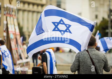 Détails avec un homme tenant un drapeau israélien lors d'un rassemblement pro-israélite. Banque D'Images