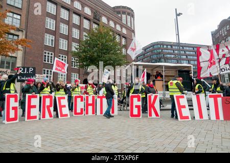 Warnstreik im öffentlichen Dienst Gewerkschaft ver.di Verdi Arbeitsniederlegungen im öffentlichen Dienst Angestellte aller Landesbehörden und Landesbetriebe Abschlusskundgebung auf dem Gänsemarkt Streikrecht Tarifstreit Tarifverhandlungen für die Beschäftigten der Bundesländer 20231107ad723 Hamburg Hamburg Deutschland Allemagne *** grève d'avertissement dans le secteur public syndicat ver di Verdi arrêts de travail dans le secteur public employés de toutes les autorités de l'État et des entreprises d'État final rassemblement à Gänsemarkt droit de grève négociation collective conflit négociation collective pour les employés de la Banque D'Images