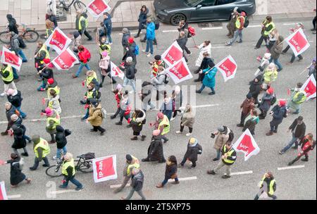 Warnstreik im öffentlichen Dienst Gewerkschaft ver.di Verdi Arbeitsniederlegungen im öffentlichen Dienst Angestellte aller Landesbehörden und Landesbetriebe Abschlusskundgebung auf dem Gänsemarkt Streikrecht Tarifstreit Tarifverhandlungen für die Beschäftigten der Bundesländer 20231107ad718 Hamburg Hamburg Deutschland Allemagne *** grève d'avertissement dans le secteur public syndicat ver di Verdi arrêts de travail dans le secteur public employés de toutes les autorités de l'État et des entreprises d'État final rassemblement à Gänsemarkt droit de grève négociation collective conflit négociation collective pour les employés de la Banque D'Images