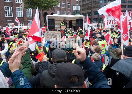 Warnstreik im öffentlichen Dienst Gewerkschaft ver.di Verdi Arbeitsniederlegungen im öffentlichen Dienst Angestellte aller Landesbehörden und Landesbetriebe Abschlusskundgebung auf dem Gänsemarkt Streikrecht Tarifstreit Tarifverhandlungen für die Beschäftigten der Bundesländer 20231107ad743 Hamburg Hamburg Deutschland Allemagne *** grève d'avertissement dans le secteur public syndicat ver di Verdi arrêts de travail dans le secteur public employés de toutes les autorités de l'État et des entreprises d'État final rassemblement à Gänsemarkt droit de grève négociation collective conflit négociation collective pour les employés de la Banque D'Images