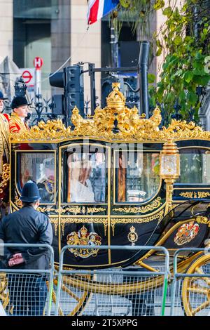 Londres, Royaume-Uni. 7 novembre 2023. Le roi et la reine Camilla assistent à l'ouverture d'État du Parlement en arrivant dans le State Coach. Crédit : Guy Bell/Alamy Live News Banque D'Images