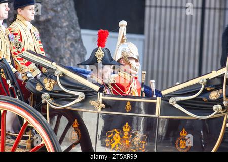 Londres, Royaume-Uni. 7 novembre 2023. Le roi Charles a été conduit le long de Parliament Street sur le chemin de l'ouverture d'État du Parlement, où il annoncera les plans législatifs du gouvernement jusqu'aux prochaines élections. La princesse Anne s'est aussi attelée. Crédit : Anna Watson/Alamy Live News Banque D'Images