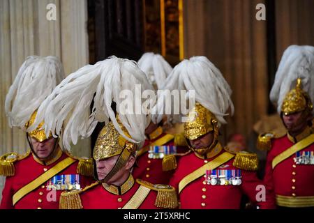 Les membres des gardes du corps du roi de l'honorable corps des gentlemen at Arms arrivent à l'entrée du souverain au Palais de Westminster avant l'ouverture officielle du Parlement à la Chambre des lords, à Londres. Date de la photo : mardi 7 novembre 2023. Banque D'Images