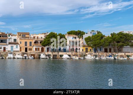 Portocolom, Espagne ; novembre 06 2023 : vue générale de la pittoresque ville majorquine de Portocolom et de son célèbre embarcadère, au lever du soleil sur une da d'automne Banque D'Images