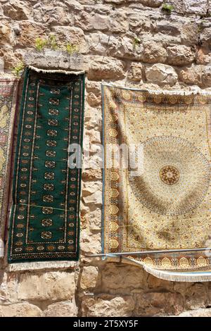 La via Dolorosa, vieille ville de Jérusalem, Israël. Souvenirs à l'extérieur de la boutique. Banque D'Images