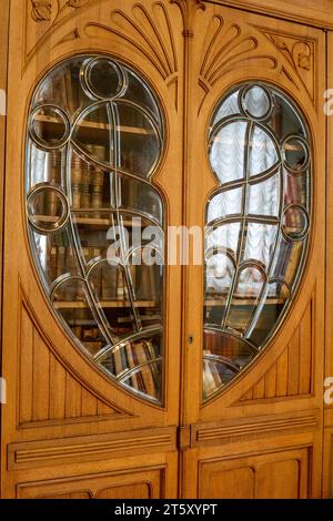 Saint-Pétersbourg, Russie - 03 août 2023 : Bibliothèque Art Nouveau du début du 20e siècle Banque D'Images