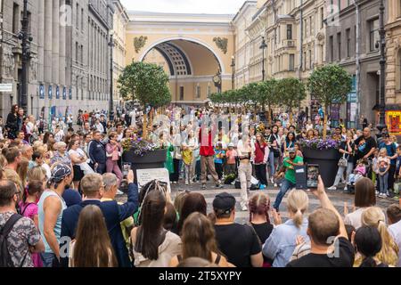 Saint-Pétersbourg, Russie - 03 août 2023 : les gens regardent un spectacle de danseurs de rue Banque D'Images