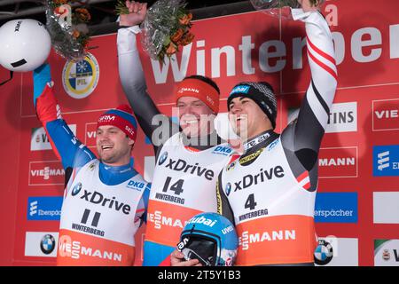 Seman Pavlichenko RUS, Felix LOCH (mitte) Nico Gleirscher AUT Siegerehrung Viessmann Rodel Welt Cup - Sprint à Winterberg, Deutschland am 26.11.2017 Banque D'Images