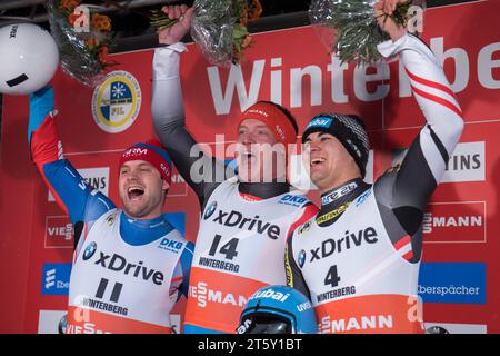 Seman Pavlichenko RUS, Felix LOCH (mitte) Nico Gleirscher AUT Siegerehrung Viessmann Rodel Welt Cup - Sprint à Winterberg, Deutschland am 26.11.2017 Banque D'Images