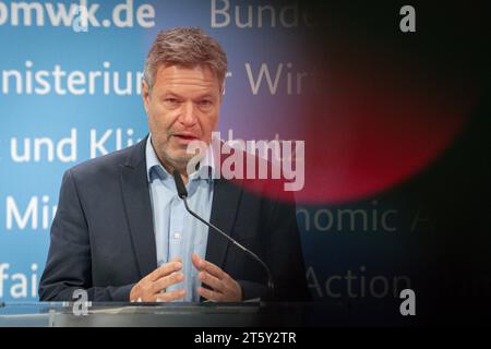 Pressestatement zu Buerokratieabbau BEI Berichtspflichten im Bundeswirtschaftsministerium Bundesminister fuer Wirtschaft und Klimaschutz Dr. Robert Habeck BEI der Pressekonferenz im Anschluss an die Diskussion zum Buerokratieabbau auf Grundlage der Vorschlaege des BMWK zum Abbaim, Bundesflichtschertschim Berrtssim, Bundestag 07.11.2023 Berlin Berlin Deutschland *** Communiqué de presse sur la réduction de la bureaucratie dans les obligations de rapport au Ministère fédéral de l'économie et de la technologie Ministre fédéral de l'économie et de la protection du climat Dr. Robert Habeck à la prés Banque D'Images