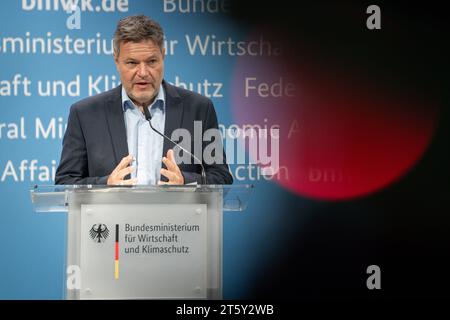 Pressestatement zu Buerokratieabbau BEI Berichtspflichten im Bundeswirtschaftsministerium Bundesminister fuer Wirtschaft und Klimaschutz Dr. Robert Habeck BEI der Pressekonferenz im Anschluss an die Diskussion zum Buerokratieabbau auf Grundlage der Vorschlaege des BMWK zum Abbaim, Bundesflichtschertschim Berrtssim, Bundestag 07.11.2023 Berlin Berlin Deutschland *** Communiqué de presse sur la réduction de la bureaucratie dans les obligations de rapport au Ministère fédéral de l'économie et de la technologie Ministre fédéral de l'économie et de la protection du climat Dr. Robert Habeck à la prés Banque D'Images