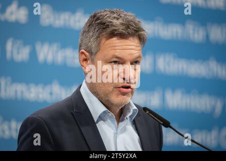 Pressestatement zu Buerokratieabbau BEI Berichtspflichten im Bundeswirtschaftsministerium Bundesminister fuer Wirtschaft und Klimaschutz Dr. Robert Habeck BEI der Pressekonferenz im Anschluss an die Diskussion zum Buerokratieabbau auf Grundlage der Vorschlaege des BMWK zum Abbaim, Bundesflichtschertschim Berrtssim, Bundestag 07.11.2023 Berlin Berlin Deutschland *** Communiqué de presse sur la réduction de la bureaucratie dans les obligations de rapport au Ministère fédéral de l'économie et de la technologie Ministre fédéral de l'économie et de la protection du climat Dr. Robert Habeck à la prés Banque D'Images