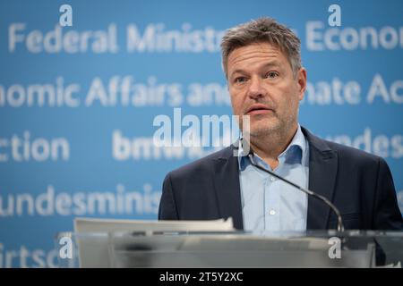 Pressestatement zu Buerokratieabbau BEI Berichtspflichten im Bundeswirtschaftsministerium Bundesminister fuer Wirtschaft und Klimaschutz Dr. Robert Habeck BEI der Pressekonferenz im Anschluss an die Diskussion zum Buerokratieabbau auf Grundlage der Vorschlaege des BMWK zum Abbaim, Bundesflichtschertschim Berrtssim, Bundestag 07.11.2023 Berlin Berlin Deutschland *** Communiqué de presse sur la réduction de la bureaucratie dans les obligations de rapport au Ministère fédéral de l'économie et de la technologie Ministre fédéral de l'économie et de la protection du climat Dr. Robert Habeck à la prés Banque D'Images