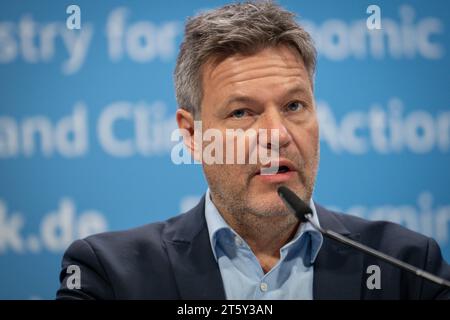 Pressestatement zu Buerokratieabbau BEI Berichtspflichten im Bundeswirtschaftsministerium Bundesminister fuer Wirtschaft und Klimaschutz Dr. Robert Habeck BEI der Pressekonferenz im Anschluss an die Diskussion zum Buerokratieabbau auf Grundlage der Vorschlaege des BMWK zum Abbaim, Bundesflichtschertschim Berrtssim, Bundestag 07.11.2023 Berlin Berlin Deutschland *** Communiqué de presse sur la réduction de la bureaucratie dans les obligations de rapport au Ministère fédéral de l'économie et de la technologie Ministre fédéral de l'économie et de la protection du climat Dr. Robert Habeck à la prés Banque D'Images