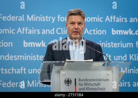 Pressestatement zu Buerokratieabbau BEI Berichtspflichten im Bundeswirtschaftsministerium Bundesminister fuer Wirtschaft und Klimaschutz Dr. Robert Habeck BEI der Pressekonferenz im Anschluss an die Diskussion zum Buerokratieabbau auf Grundlage der Vorschlaege des BMWK zum Abbaim, Bundesflichtschertschim Berrtssim, Bundestag 07.11.2023 Berlin Berlin Deutschland *** Communiqué de presse sur la réduction de la bureaucratie dans les obligations de rapport au Ministère fédéral de l'économie et de la technologie Ministre fédéral de l'économie et de la protection du climat Dr. Robert Habeck à la prés Banque D'Images