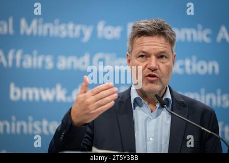 Pressestatement zu Buerokratieabbau BEI Berichtspflichten im Bundeswirtschaftsministerium Bundesminister fuer Wirtschaft und Klimaschutz Dr. Robert Habeck BEI der Pressekonferenz im Anschluss an die Diskussion zum Buerokratieabbau auf Grundlage der Vorschlaege des BMWK zum Abbaim, Bundesflichtschertschim Berrtssim, Bundestag 07.11.2023 Berlin Berlin Deutschland *** Communiqué de presse sur la réduction de la bureaucratie dans les obligations de rapport au Ministère fédéral de l'économie et de la technologie Ministre fédéral de l'économie et de la protection du climat Dr. Robert Habeck à la prés Banque D'Images