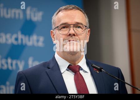 Pressestatement zu Buerokratieabbau BEI Berichtspflichten im Bundeswirtschaftsministerium Joerg Dittrich, Praesident des Zentralverbage des Deutschen Handwerks ZDH im Portrait BEI der Pressekonferenz im Anschluss an die Diskussion zum zum Buerokratieabbau Bertschaflege, Bundesswichlafau Bau Bundesswichlauf im Berlin MWi 07.11.2023 Berlin Berlin Deutschland *** Communiqué de presse sur la réduction de la bureaucratie dans les obligations de rapport au ministère fédéral de l'économie Joerg Dittrich, président de la Confédération allemande des métiers qualifiés ZDH à la Banque D'Images