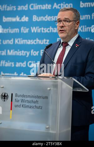 Pressestatement zu Buerokratieabbau BEI Berichtspflichten im Bundeswirtschaftsministerium Joerg Dittrich, Praesident des Zentralverbage des Deutschen Handwerks ZDH im Portrait BEI der Pressekonferenz im Anschluss an die Diskussion zum zum Buerokratieabbau Bertschaflege, Bundesswichlafau Bau Bundesswichlauf im Berlin MWi 07.11.2023 Berlin Berlin Deutschland *** Communiqué de presse sur la réduction de la bureaucratie dans les obligations de rapport au ministère fédéral de l'économie Joerg Dittrich, président de la Confédération allemande des métiers qualifiés ZDH à la Banque D'Images