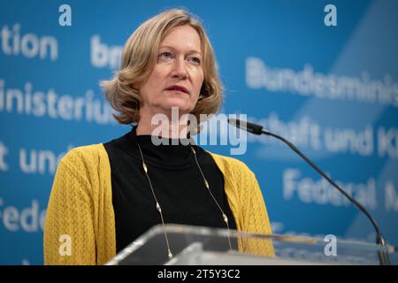 Présentation zu Buerokratieabbau BEI Berichtspflichten im Bundeswirtschaftsministerium Kerstin Andreae, Vorsitzende der Hauptgeschaeftsfuehrung und Mitglied des Praesidiums des BDEW im Portrait BEI der Pressekonferenz im Anschluss an die Diskussion zum Buerokratieabbau Berschauf, Berlin Bundestswirtschaflege 07.11.2023 Berlin Berlin Deutschland *** Communiqué de presse sur la réduction de la bureaucratie dans les obligations de rapport au Ministère fédéral de l'économie Kerstin Andreae, Présidente du Directoire et membre o Banque D'Images