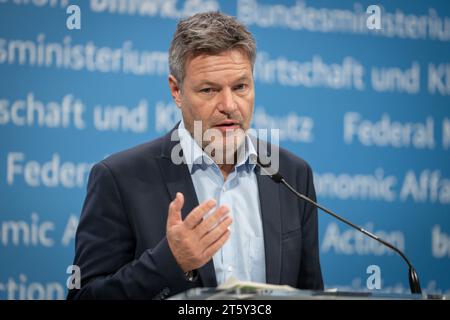 Pressestatement zu Buerokratieabbau BEI Berichtspflichten im Bundeswirtschaftsministerium Bundesminister fuer Wirtschaft und Klimaschutz Dr. Robert Habeck BEI der Pressekonferenz im Anschluss an die Diskussion zum Buerokratieabbau auf Grundlage der Vorschlaege des BMWK zum Abbaim, Bundesflichtschertschim Berrtssim, Bundestag 07.11.2023 Berlin Berlin Deutschland *** Communiqué de presse sur la réduction de la bureaucratie dans les obligations de rapport au Ministère fédéral de l'économie et de la technologie Ministre fédéral de l'économie et de la protection du climat Dr. Robert Habeck à la prés Banque D'Images