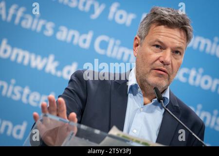 Pressestatement zu Buerokratieabbau BEI Berichtspflichten im Bundeswirtschaftsministerium Bundesminister fuer Wirtschaft und Klimaschutz Dr. Robert Habeck BEI der Pressekonferenz im Anschluss an die Diskussion zum Buerokratieabbau auf Grundlage der Vorschlaege des BMWK zum Abbaim, Bundesflichtschertschim Berrtssim, Bundestag 07.11.2023 Berlin Berlin Deutschland *** Communiqué de presse sur la réduction de la bureaucratie dans les obligations de rapport au Ministère fédéral de l'économie et de la technologie Ministre fédéral de l'économie et de la protection du climat Dr. Robert Habeck à la prés Banque D'Images