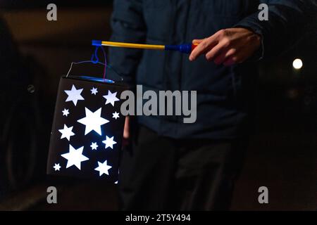 Augsbourg, Bayern, Deutschland - 5 novembre 2023 : eine Hand hält BEI dunkelheit eine selbstgebastelte Laterne zu St. Martin *** Une main tient une lanterne faite soi-même dans l'obscurité pour St. Martin Banque D'Images