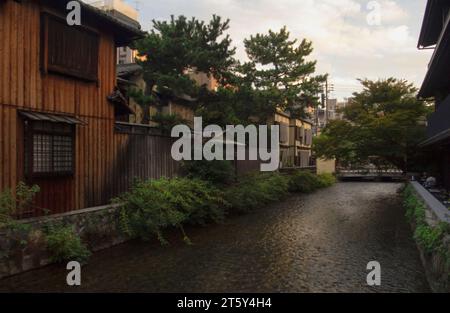 Maisons traditionnelles de Kyoto dans le quartier nord de Gion Banque D'Images