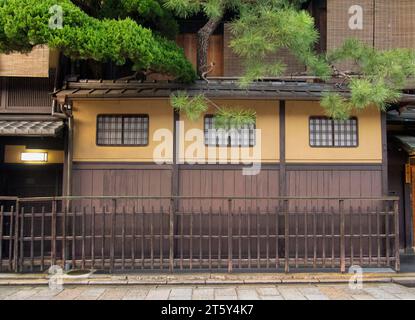 Maisons traditionnelles de Kyoto dans le quartier nord de Gion Banque D'Images