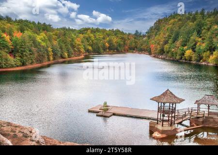 Lac Mohonk en automne, belvédère et quai à bateaux, dans le nord de l'état de New York, New Paltz. Banque D'Images