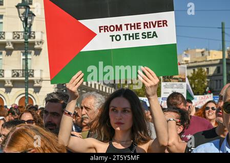 Athènes, Grèce. 5 novembre 2023. Une femme tient une pancarte avec le drapeau palestinien devant le Parlement grec lors d'une manifestation pro-palestinienne. Banque D'Images