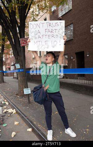 Un spectateur au Marathon de New York tient un panneau avec une blague de pétanque. À Williamsburg, Brooklyn, New York Banque D'Images