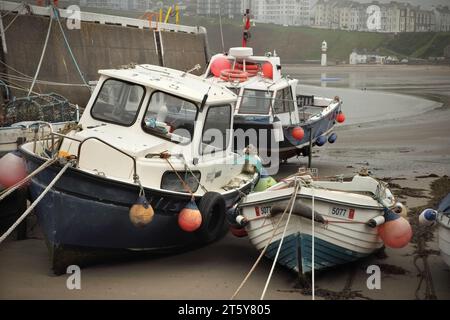 Petits bateaux amarrés dans le port de Port Erin, île de Man Banque D'Images